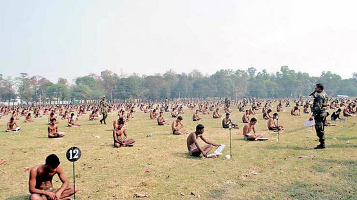 L`armée indienne fait passer à ses recrues un examen en slip